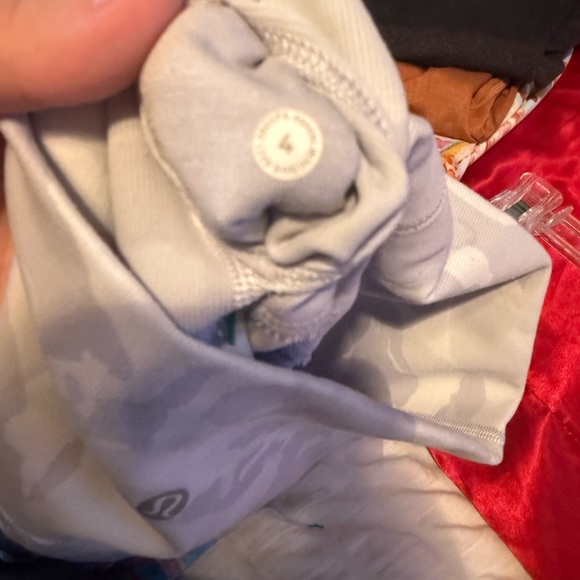 Lululemon Athletica Gray Camo Leggings 25in inseam - Picture 4 of 4